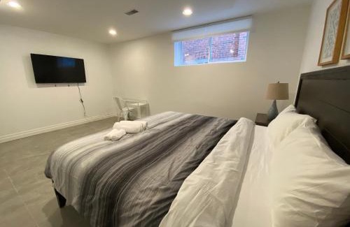 York Mills House | Yorkmills and Bayview !B Spacious and Stylish Private Bdr with Shared Bathroom