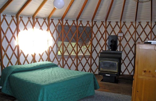 Harden Flat Resort | Yosemite Lakes Hillside Yurt 5