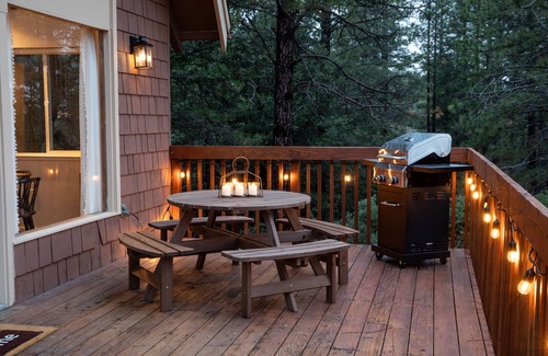 Groveland Cabin | Yosemite Retreat: Pet-Friendly Hilltop Cabin in Tranquil Surroundings