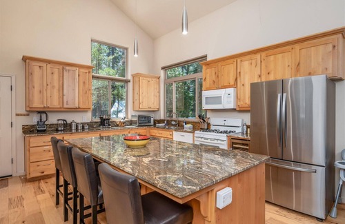 North Wawona House | Yosemite Base Camp- Updated cabin INSIDE Yosemite!