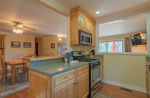 Upper Moonridge House | Yosemite View Retreat- Spa on Amazing Mountain Top View Deck!