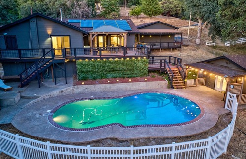 Oakhurst House | Yosemite zen, Pool, Hot tub, Private suite and Views!
