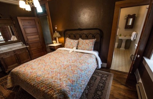 Dufur House | You found it! 2 Units w/ Free Onsite Parking, On-site Restaurant and Bar!
