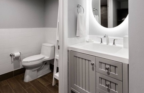 Marathon Resort | You Found it! Free Parking, Pets Allowed, Onsite Pool and Hot Tubs, Grill Area