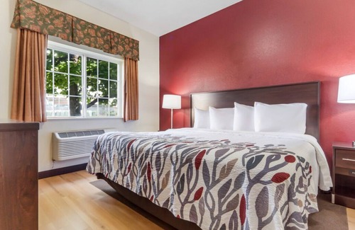 Council Bluffs House | You found it! On-site Pool and FREE Breakfast, Near Desert Dome Omaha Zoo