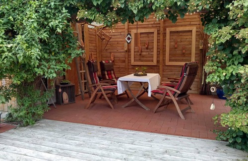 Luckau Apartment | You will find a peaceful idyll and relaxation here in the Apartment-Feldsteingarten.