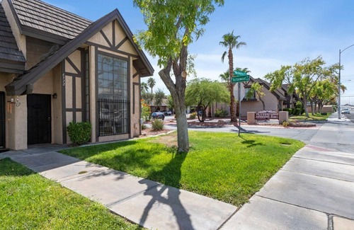 Las Vegas House | Youdid's Modern-Minimalist Style Townhome