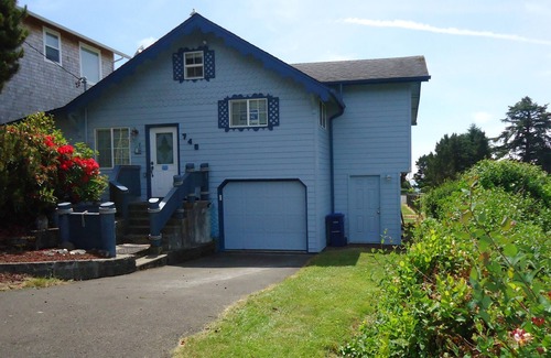 Logsden House | You’ll love the 5js Beach House at the Devil's Punchbowl with 2 beaches!