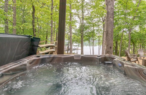 Toccoa House | Young@Hart is a Lakefront home w/Covered Dock, Game Room, 4 Kayaks & Hot Tub!