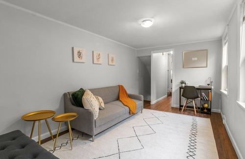 Fells Point Apartment | Your 2B Charming Chic Flat | 2 min from Inner Harbor