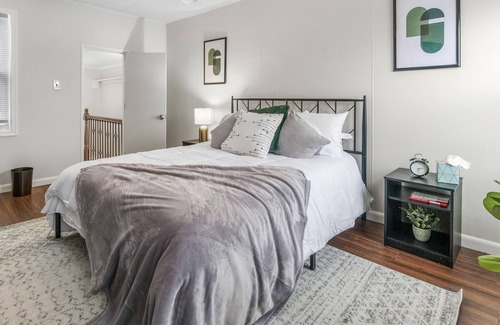 Fells Point Apartment | Your 2B Charming Chic Flat | 2 min from Inner Harbor