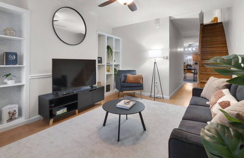Fells Point Apartment | Your 2B Charming Chic Flat | 2 min from Inner Harbor