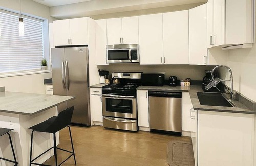 West Town Apartment | Your 2BR Home in the City