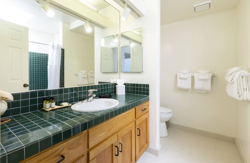 Del Mar Hotel | Your Beach Getaway! Swimming Pool, Free Parking, Full Kitchen!