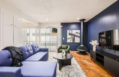 Bouldin Apartment | Your Comfy King Suite Getaway - Sleeps 4 - Pool, Prkg