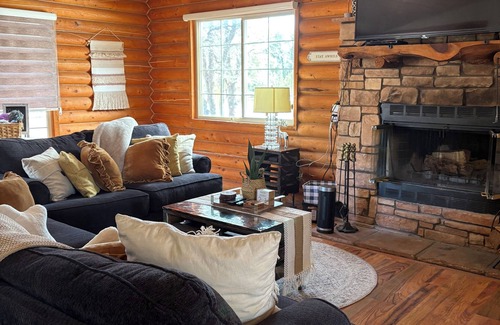 Happy Jack Cabin | “Your Cozy Escape in Every Season”