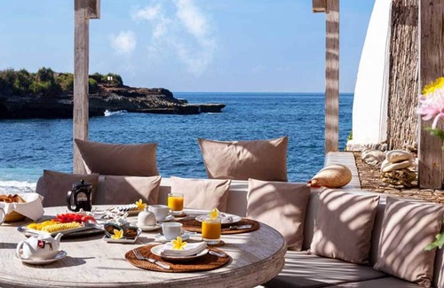 Mushroom Bay Villa | Your Family will love the Exclusive Balinese Service at Your Private Villa in Nusa Lembongan