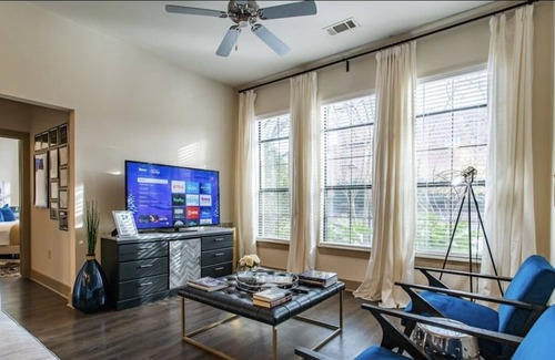 Ninth Street Apartment | Your Fan Favorite Modern Suite | 9th St.