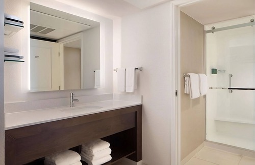Raisin Hotel | Your Fresno Escape! 2 Modern Units, Full Kitchen, Outdoor Pool, Pets Allowed!