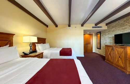 Western Division Hotel | Your Gateway to Stone Bridge with Relaxing Room and Free Breakfast