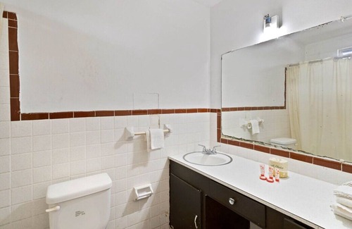 Beeville House | Your Home Away From Home! Free Parking, Minutes to Flournoy Park