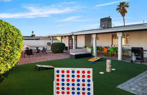Peoria Ave Citizen's Group House | Your Home Away from Home: Pool, Monopoly, Hot Tub, Mini-Golf, BBQ, Luxury Home