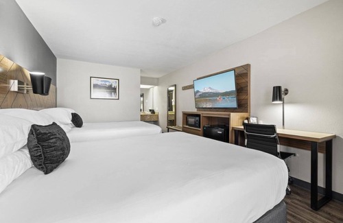 Orchard District Hotel | Your Home Away From Home 2 Comfortable Units! Enjoy Swimming Pool Access!