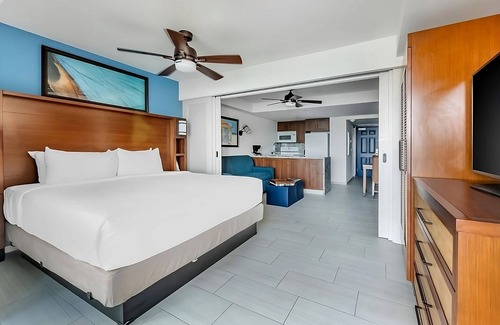 Pelican Key Hotel | Your Home Away From Home! Onsite Pool, Free Parking, Beach Front