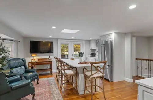 Farmington House | Your home away from home in downtown, historic Farmington!