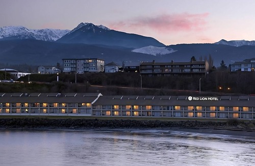 Port Angeles Hotel | Your Home Far Away From Home! Outdoor Pool, FREE Parking, Pets Allowed!