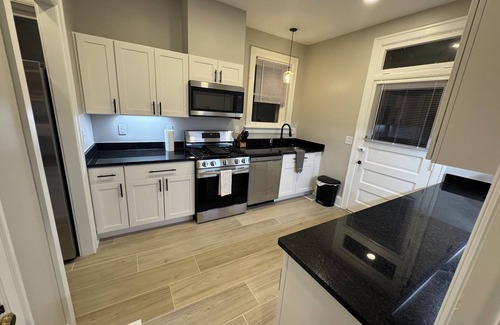 Hyde Park Apartment | Your Hyde Park Retreat – Pet-Friendly, Walkable, Sleeps 6