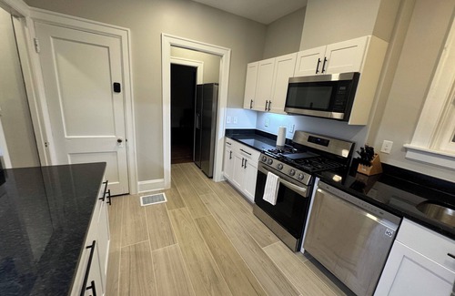 Hyde Park Apartment | Your Hyde Park Retreat – Pet-Friendly, Walkable, Sleeps 6