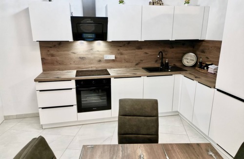 Ljubljana Villa | Your Ideal Getaway 4-Bedroom Home, Peaceful Haven Near City Center with a garden