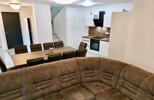 Ljubljana Villa | Your Ideal Getaway 4-Bedroom Home, Peaceful Haven Near City Center with a garden