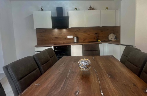 Ljubljana Villa | Your Ideal Getaway 4-Bedroom Home, Peaceful Haven Near City Center with a garden