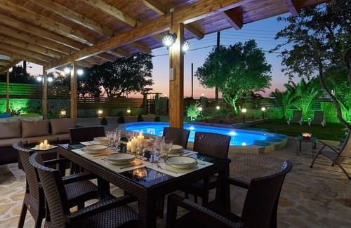 Anissaras Villa | Your ideal holiday in Hersonissos in a Villa with a private pool and jacuzzi.