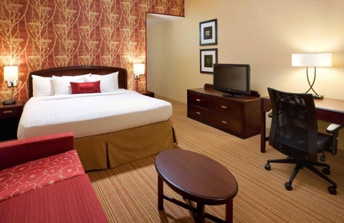 Las Vegas Hotel | Your Ideal Home Base for Exploring Vegas! Outdoor Pool & Whirlpool!