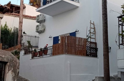 Koroni House | Your Koroni Escape Starts Here: Central Apartment near Zaga Beach and Tavernas.