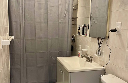 Queens Apartment | Your new NYC home: Peaceful room for rent in the heart of Astoria.