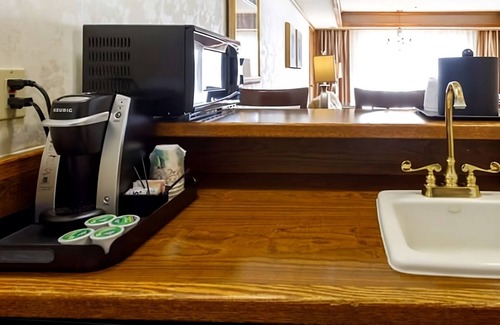 Elko Hotel | Your Oasis in Elko, Nevada! 2 Comfortable Units, Swimming Pool, Pets Allowed!