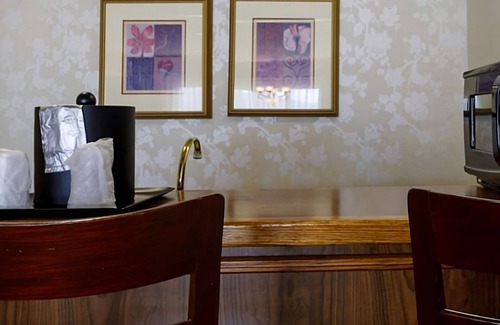 Elko Hotel | Your Oasis in Elko, Nevada! 2 Comfortable Units, Swimming Pool, Pets Allowed!