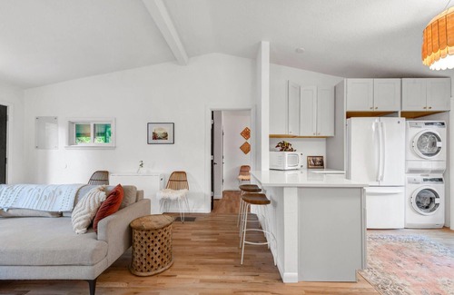 Newlands House | Your own inner Boulder home! Go to Pearl Street and hike!