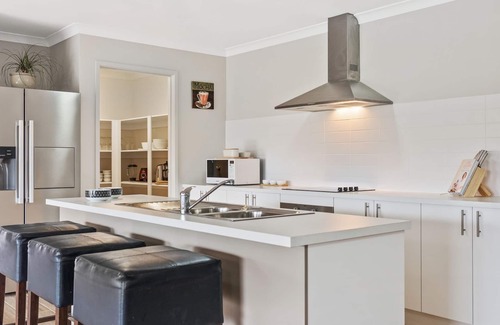 Bulla House | Your Own Place, your Own Space, 5 min to the Airport! Sleeps 12