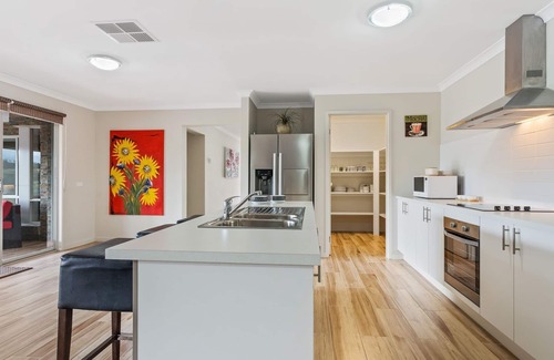 Bulla House | Your Own Place, your Own Space, 5 min to the Airport! Sleeps 12