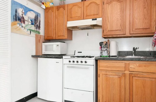 Lakeshore Apartment | Your own Private cottage in best area. Fast wifi, easy parking, free laundry