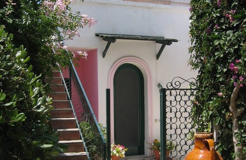 Forio House | Your own quiet holiday home with patio, roof terrace and sea view