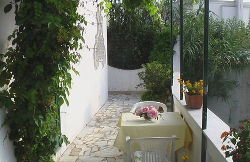 Forio House | Your own quiet holiday home with patio, roof terrace and sea view