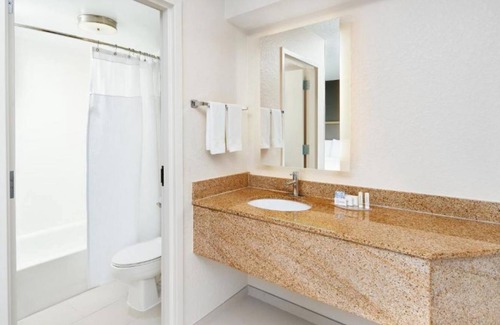 Southeast Houston House | Your Relaxing Getaway Awaits! Onsite Pool, Near Gulfgate Shopping Center!