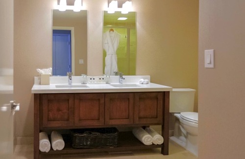 Sunnyvale West Hotel | Your Relaxing Getaway Awaits! Free Parking, Onsite Pool, Pets Allowed!