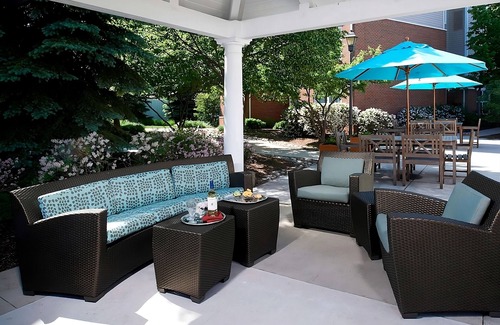 Waukegan Apartment | Your Relaxing Getaway Awaits! Outdoor Pool, Pets Allowed, Free Breakfast!